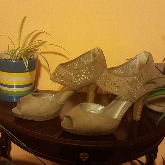 Shoes - Picture 2 of 5